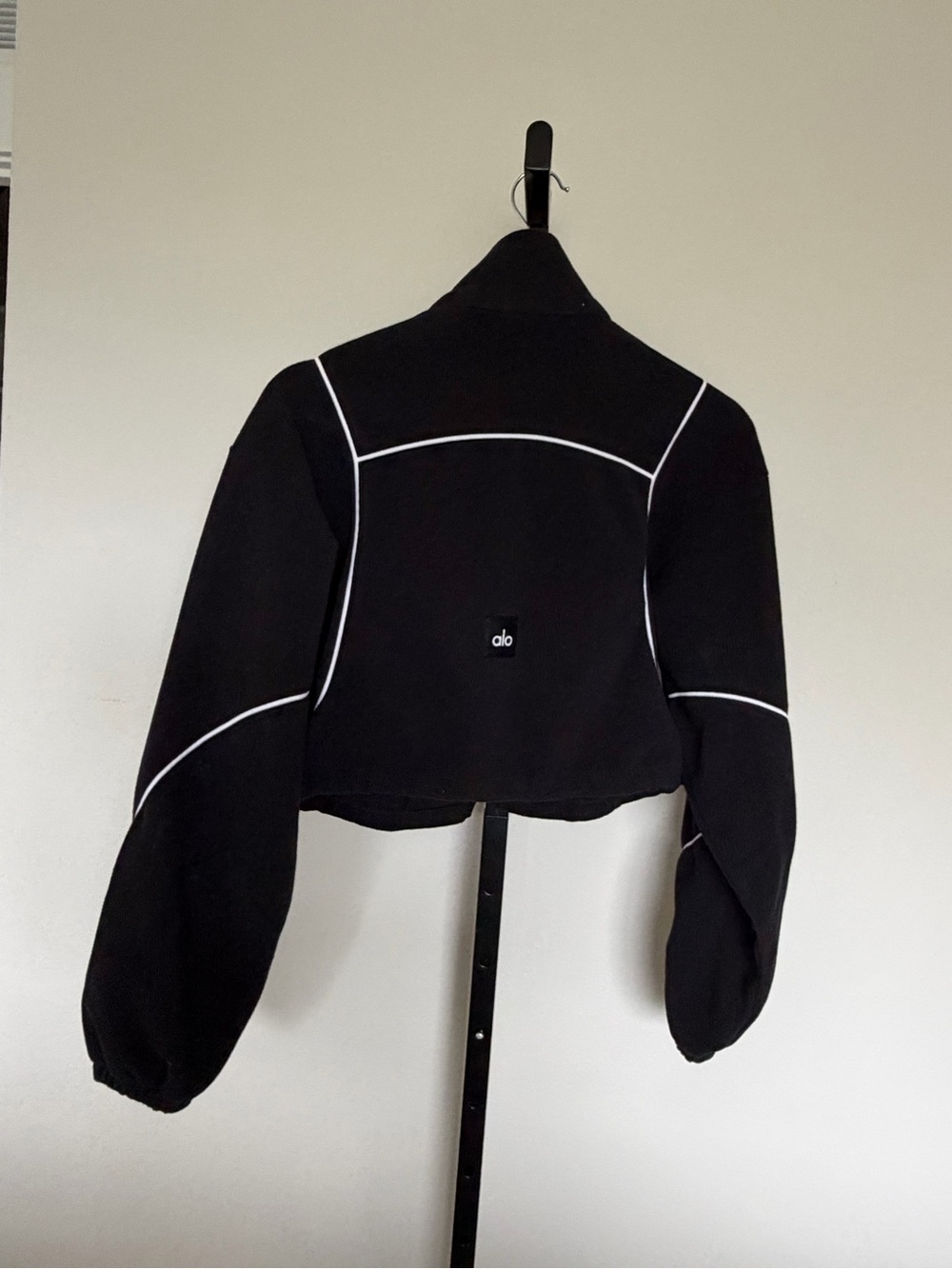 ALO Yoga Black Cropped Sweatshirt with White Piping